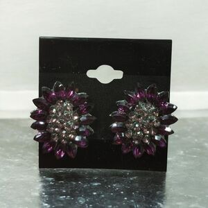 LADIES PURPLE JEWEL RHINESTONE PIERCED EARRINGS. CE8.